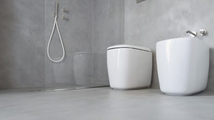 Bagno con rivestimento in materiale Microtopping