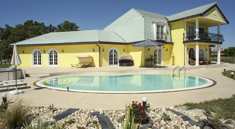 bordo piscina villa privata latisana