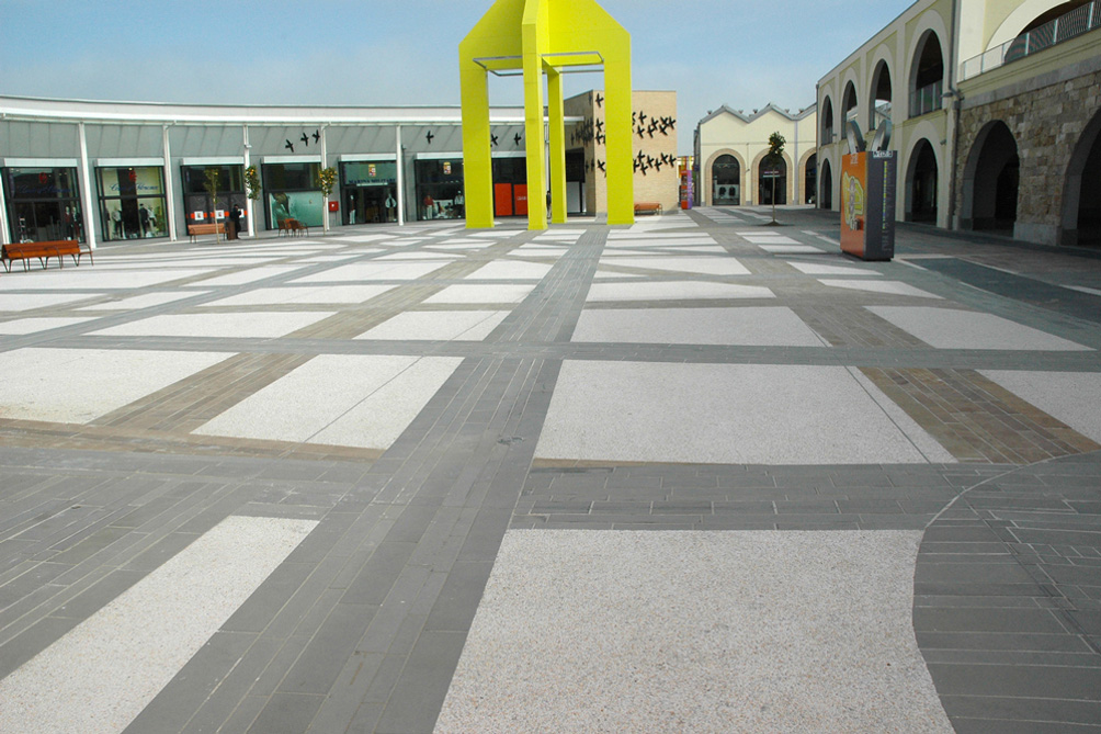 outlet village pavimento esterno